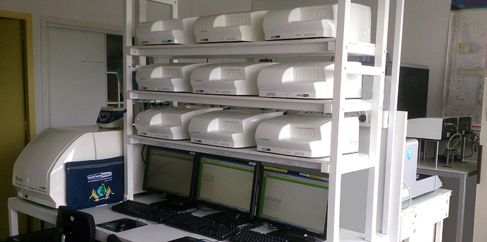 Couplage multi-instruments avec robot Hamilton, avec la flexibilité du Web Service <br><span class='descslider'>Pilotage intégral par Web Service Ethernet : plus de drivers à développer, mises à jour transparentes, et conservation de 100% des fonctionnalités des logiciels d'origine.</span>