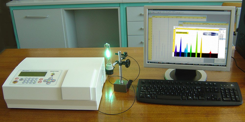 Des mesures d'Absorbance en cuve et d'Emissivité de source externe sur un même appareil <br><span class='descslider'>L'Easyspec est un vrai spectrophotomètre validable sur étalons certifiés, stable au 0,0001A et mesurant jusqu'à 3,5A, muni d'une fibre optique pour sources externes</span>