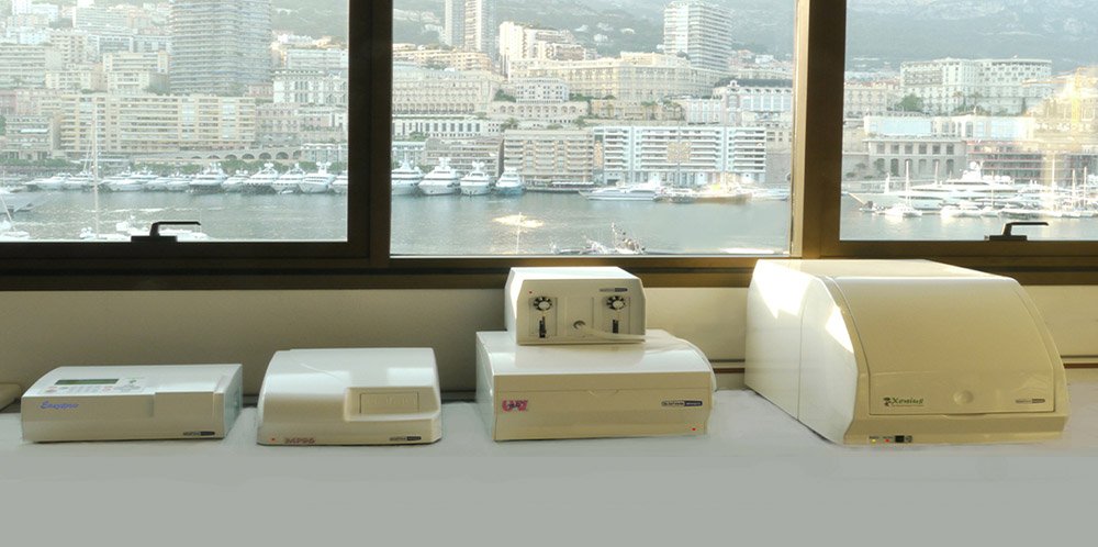 Bienvenue à Monaco pour des formations dans notre usine ! <br><span class='descslider'>Ci-dessus, quelques-uns de nos instruments dans notre laboratoire de validation.</span>