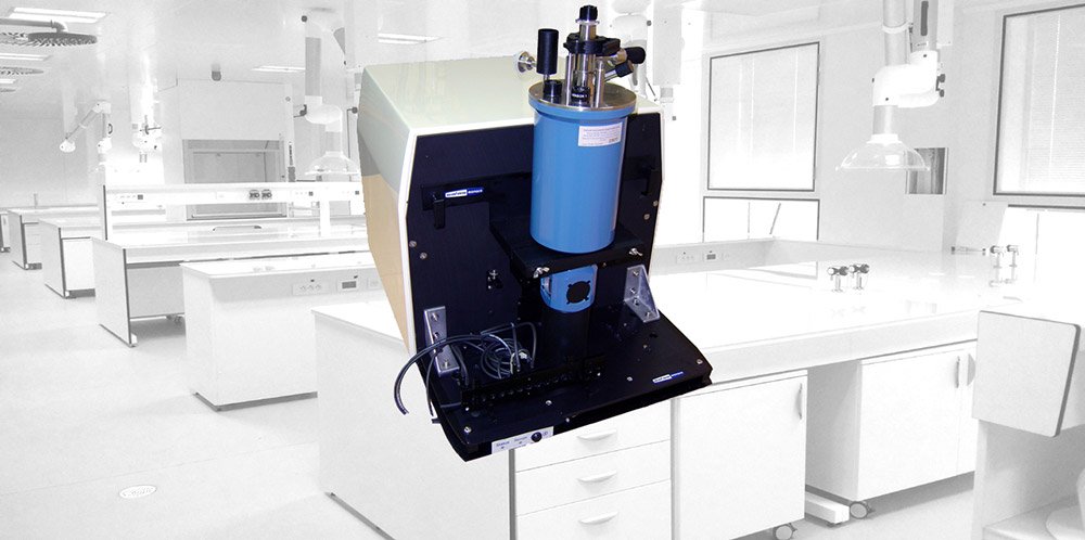 Spectrofluorescence à basse température sur Dewar <br><span class='descslider'>Dewar avec possibilité optionnelle de paramétrage de rampes, avec accessoire de fixation rapide (photo ci-dessus) ou externe, à fibres optiques cohabitant sans démontage avec lecteur de microplaques et porte-cuves pour 10 cuves</span>